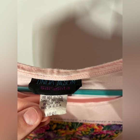 TENNESSEE LINDA NELSON SARASOTA PINK UNISEX SHORT SLEEVE STATE VINTAGE SHIRT 🍀 - Picture 3 of 4